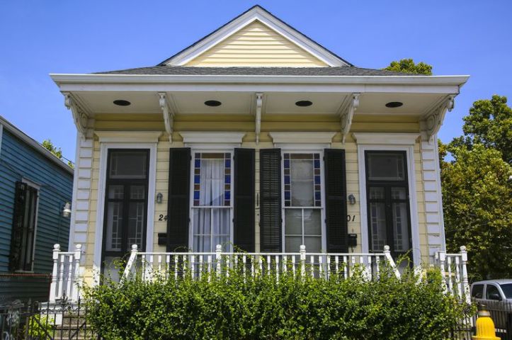 architecture-2frontdoors-534707521-crop-5b18a2bba9d4f90038dd33d3